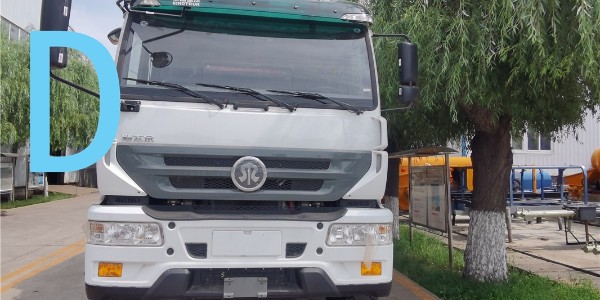 雨天路滑，泵車小心施工