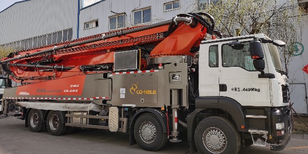 科尼樂58米泵車針對(duì)大型施工而設(shè)計(jì)，適合多種工地工況